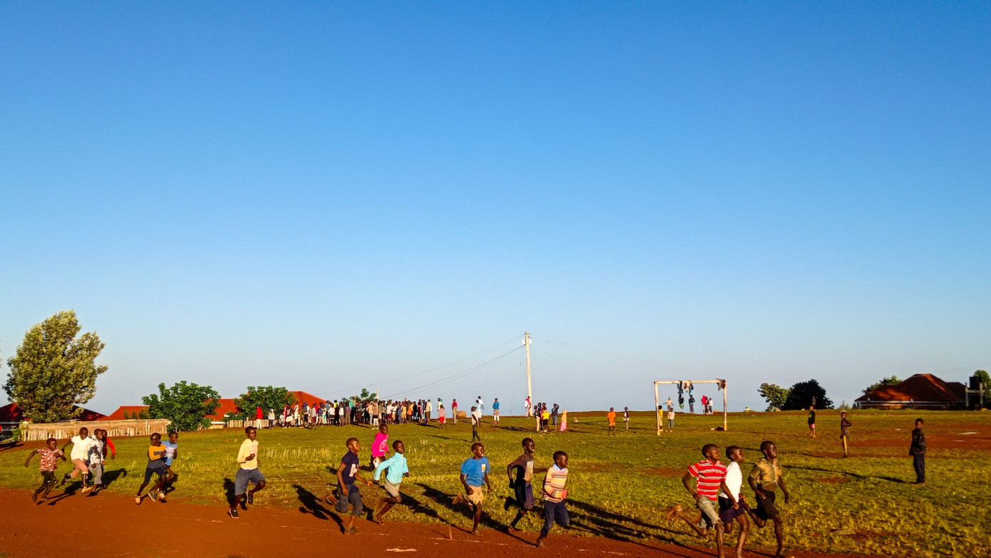 Trẻ em chạy bộ ở Kapchorwa, một thói quen được hình thành từ khi biết đi.