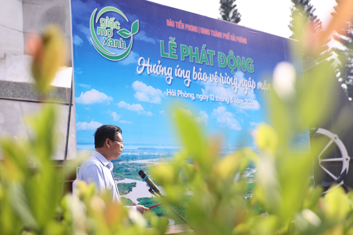 Bảo vệ rừng ngập mặn là một nhiệm vụ vô cùng quan trọng và cần phải được coi là mục tiêu, nội dung cơ bản của phát triển bền vững, đồng thời phải được thể hiện trong các chiến lược, quy hoạch, kế hoạch, dự án phát triển kinh tế - xã hội của từng địa phương có rừng, nhằm phục hồi các hệ sinh thái đã bị suy thoái, từng bước nâng cao chất lượng rừng và bảo tồn các nguồn gen di truyền quý hiếm của rừng.