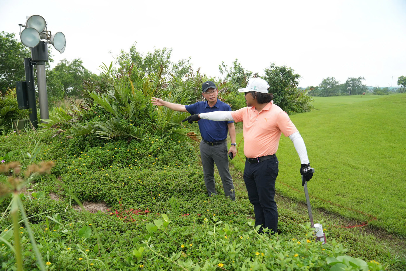 Nhà báo Phùng Công Sưởng - Tổng Biên tập báo Tiền Phong, đồng Trưởng ban Tổ chức Giải Vô địch Golf Quốc gia 2024, Cúp VinFast - Hải Phòng, kiểm tra công tác chuẩn bị của các trọng tài.