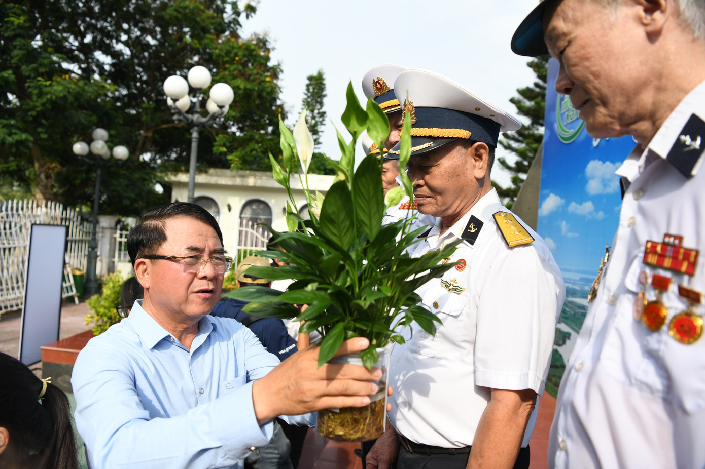 Ông Lê Khắc Nam – Phó Chủ tịch UBND TP Hải Phòng, trao cây thủy sinh tặng các cựu thủy thủ tàu không số.