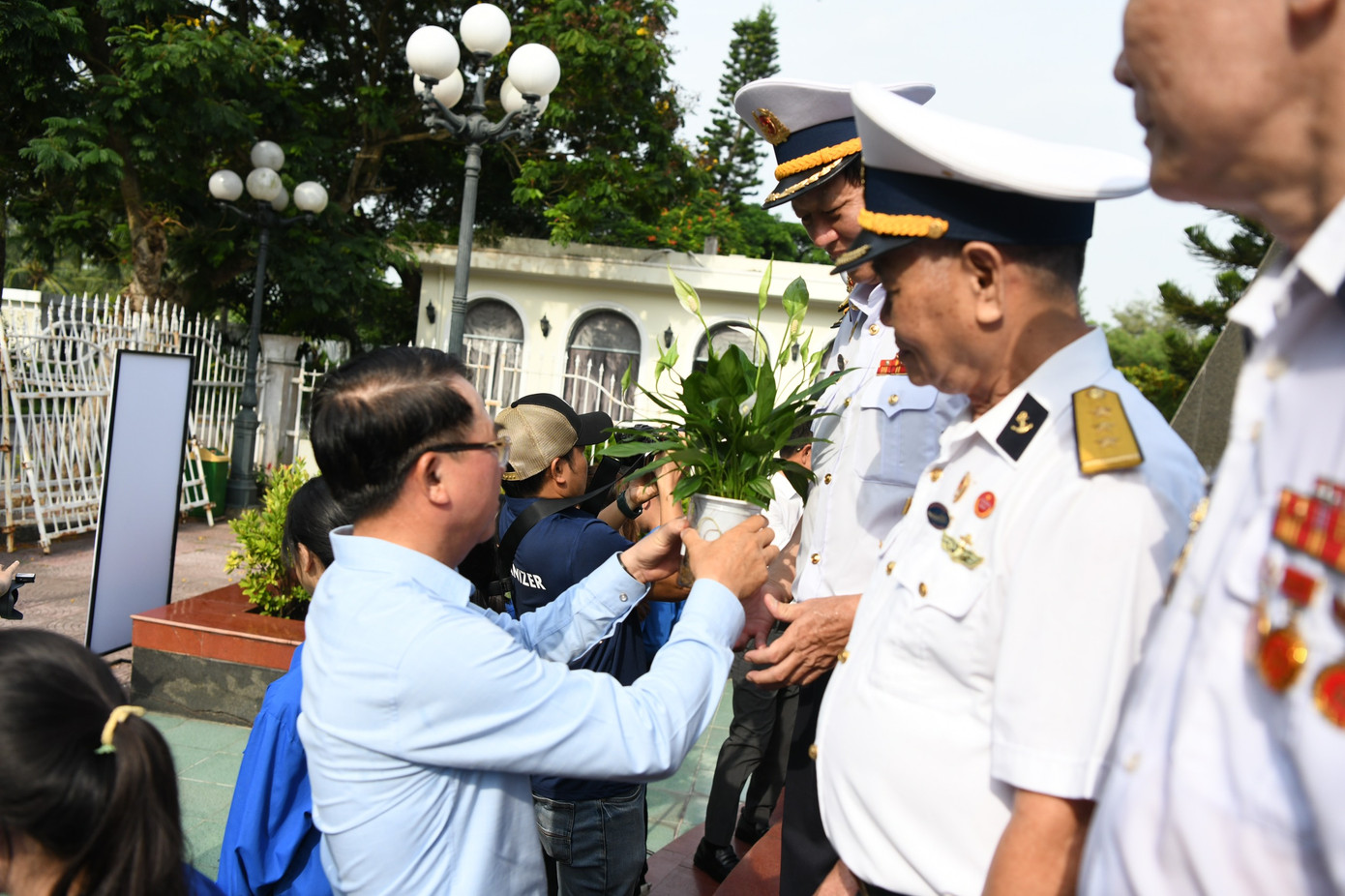 Sau Lễ phát động, việc trồng rừng ngập mặn sẽ được thực hiện thành hai đợt, dựa theo lịch thuỷ triều tháng 8. Đợt một dự kiến trồng 1300 cây trang từ ngày 17 - 19/8. Đợt 2 dự kiến trồng 1300 cây bần chua từ ngày 20 - 23/8.
