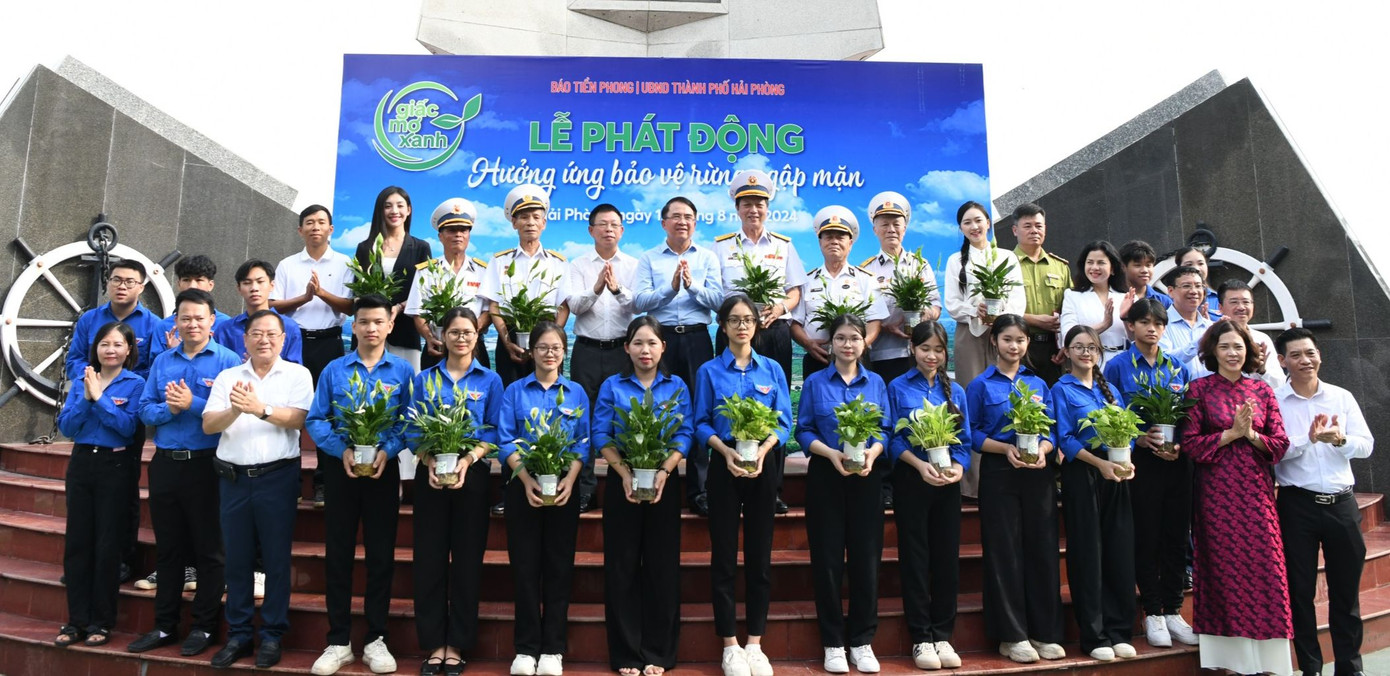 "Báo Tiền Phong mong muốn sự kiện sẽ góp phần lan toả tinh thần sống xanh, cùng nhau chung tay bảo vệ môi trường của chúng ta hôm nay và thế hệ tương lai mai sau", nhà báo Phùng Công Sưởng chia sẻ.