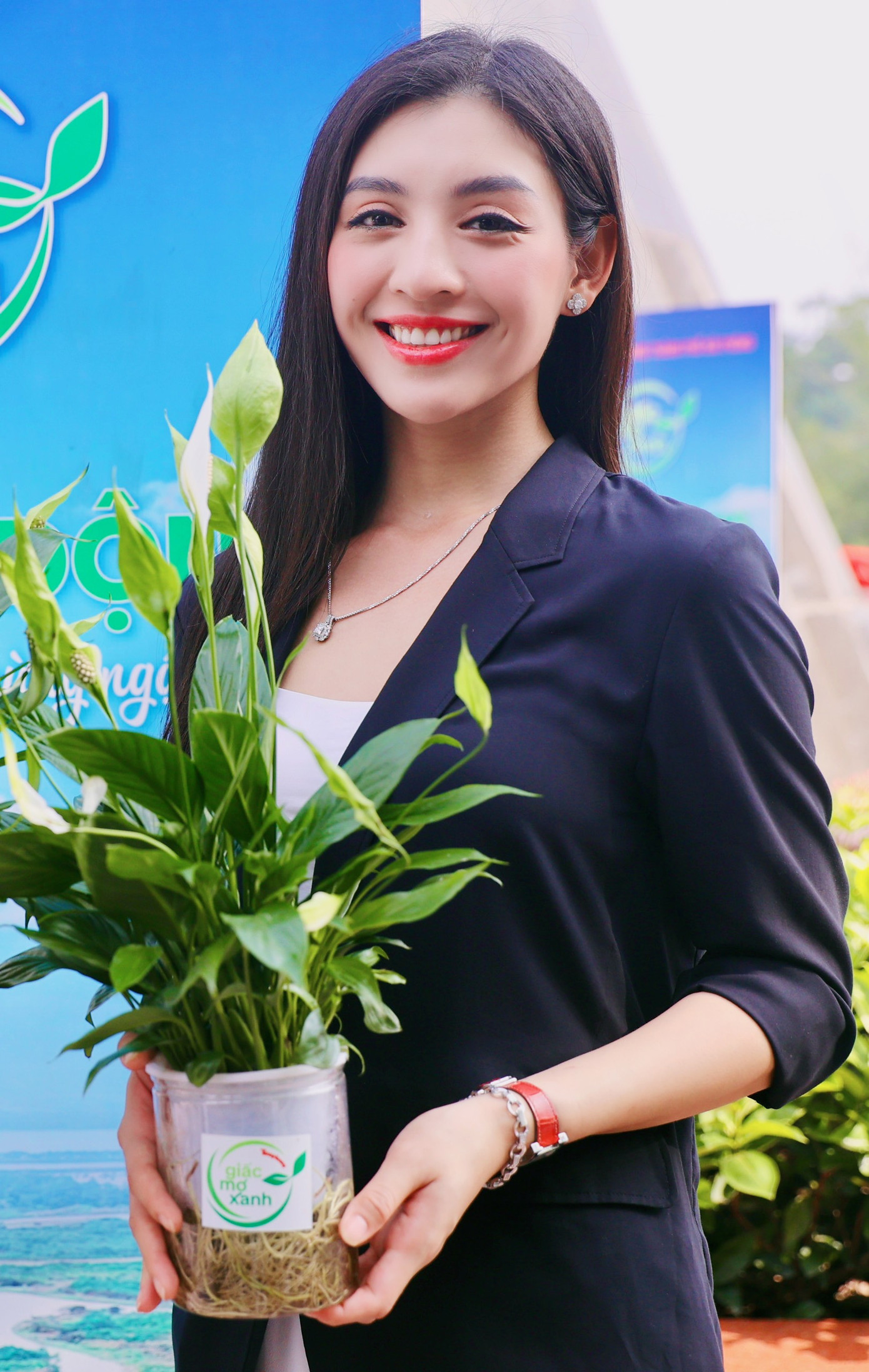 Người đẹp Lê Thanh Tú cho biết, rừng ngập mặn ngoài vai trò về mặt sinh kế cho người dân còn là lá chắn "bảo vệ tự nhiên" bảo vệ bờ biển và cộng đồng dân cư ven biển khỏi những cơn bão lớn. Vì vậy, Lễ phát động có ý nghĩa lớn trong việc nâng cao ý thức bảo vệ rừng nói riêng và môi trường sống nói chung.