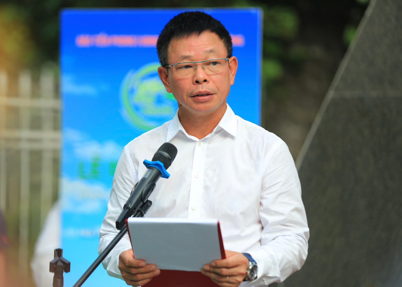 Phát biểu tại Lễ phát động, nhà báo Phùng Công Sưởng - Tổng biên tập báo Tiền Phong, nhấn mạnh: Rừng ngập mặn có vai trò rất quan trọng đối với hệ sinh thái và môi trường, không chỉ góp phần bảo vệ đa dạng sinh học, ngăn gió bão ven bờ, điều hòa khí hậu, làm giảm nhiệt độ và biên độ nhiệt độ, rừng ngập mặn được coi là lá phổi tốt nhất để hấp thụ CO2, gấp nhiều lần so với rừng trên cạn, đóng vai trò quan trọng hạn chế sự nóng lên toàn cầu.