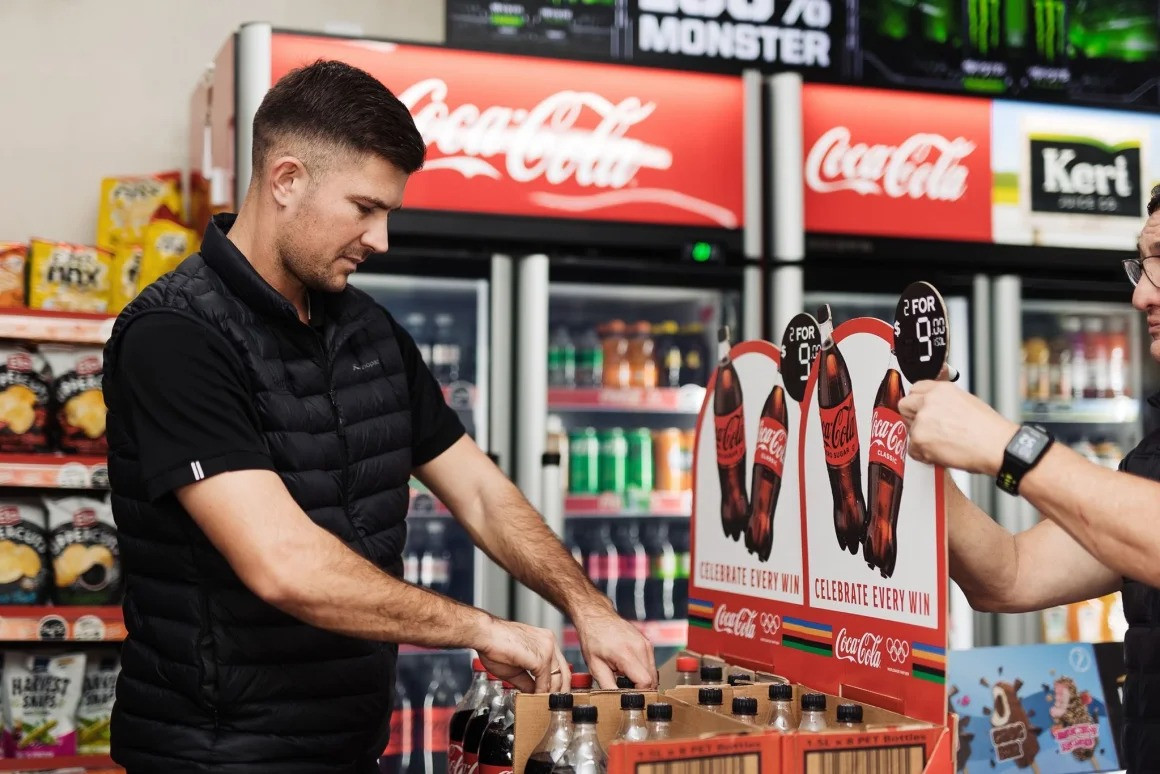 Đội trưởng Mario Ilich làm công việc bán nước ngọt bên cạnh đam mê bóng đá. Đội trưởng Mario Ilich làm công việc bán nước ngọt bên cạnh đam mê bóng đá.