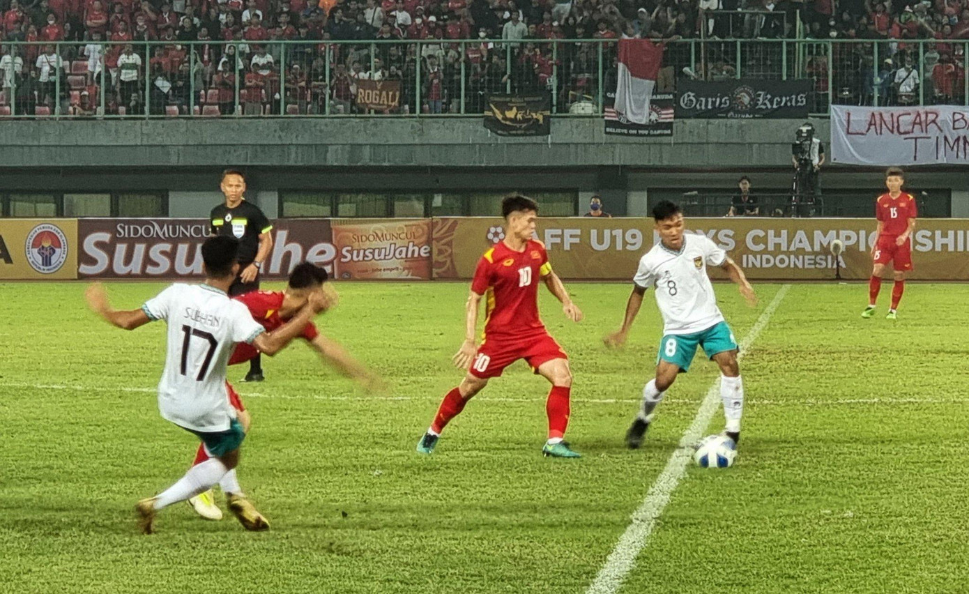 U19 Việt Nam đã có một trận đấu đầy khó khăn tại chảo lửa Patriot Candrabhaga. (Ảnh: SuperBall)