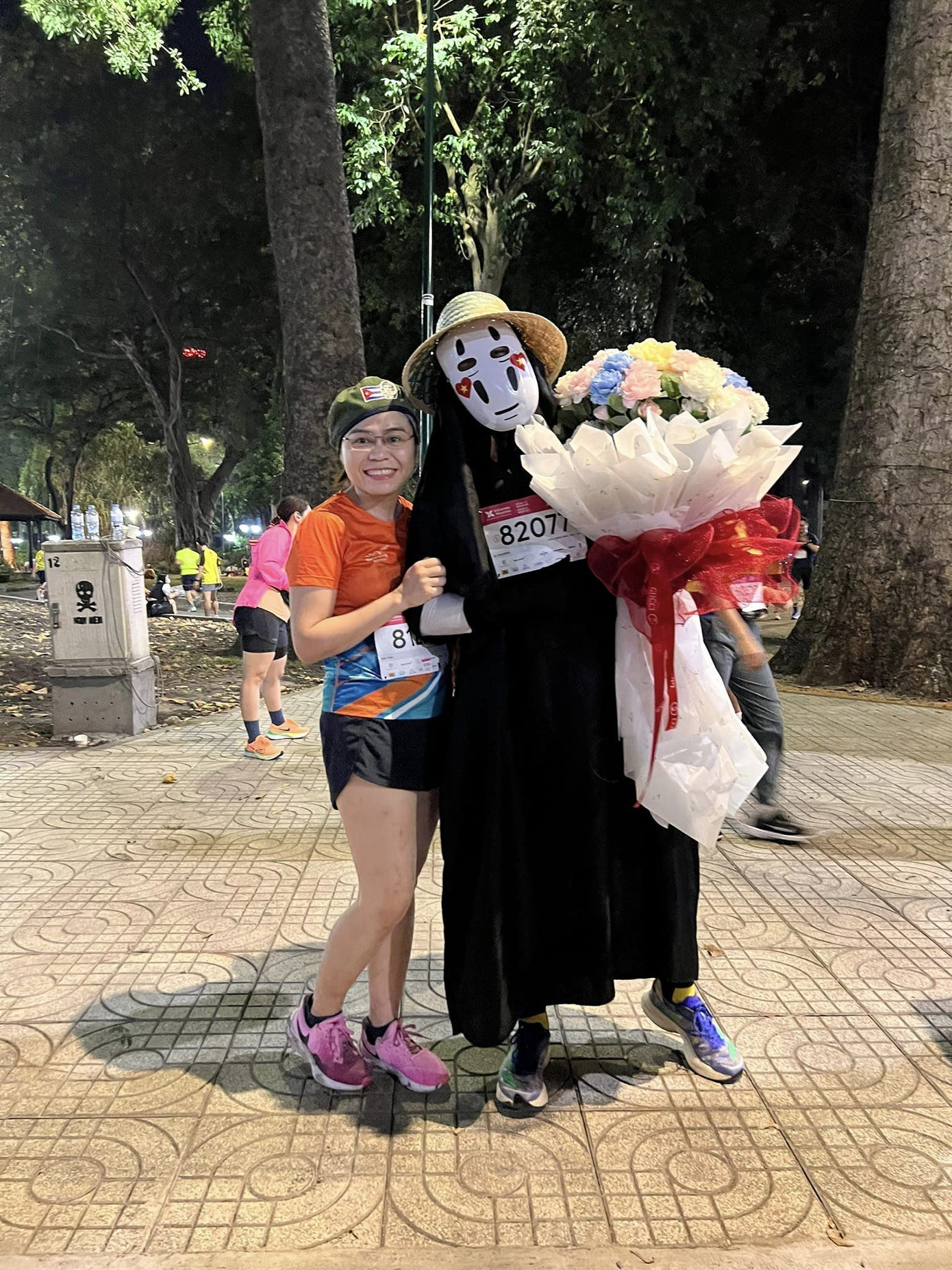 Chiếc mặt nạ Vô Diện giúp anh Phương che giấu đi cảm xúc buồn vui cá nhân.