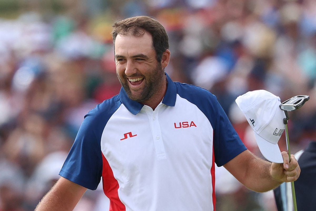 Scheffler ăn mừng sau khi hoàn thành vòng chung kết với 62 gậy.