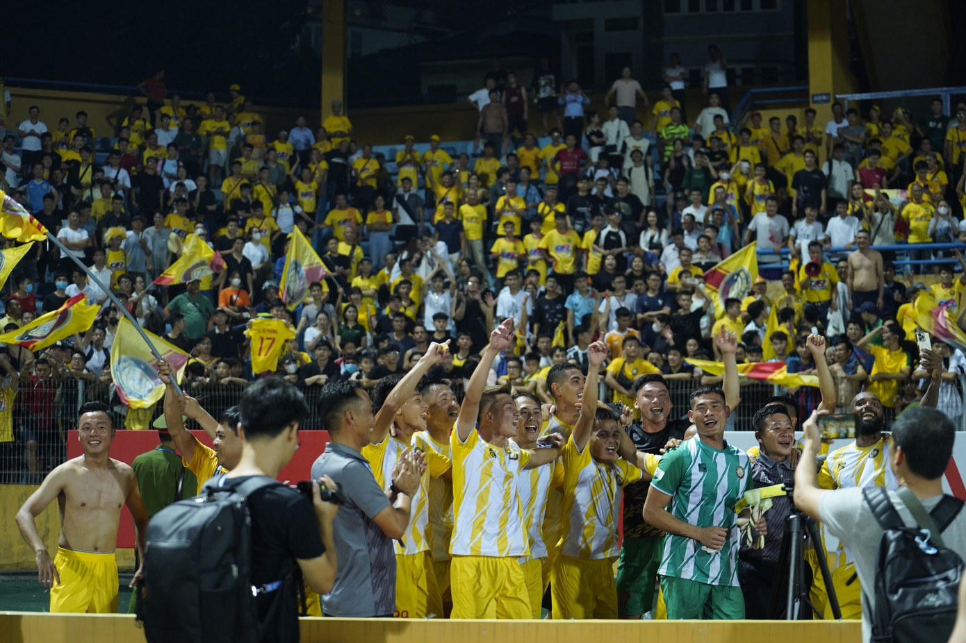 Dưới sự dẫn dắt của HLV Popov, đội bóng xứ Thanh thắng cả 3 trận chung kết tranh cúp mà họ tham dự.