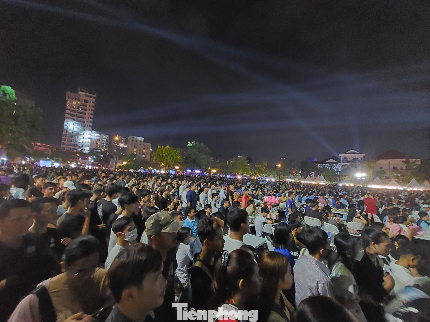 Ngoài những người đứng cũng có tốp ngồi quanh bàn và được phục vụ bia và đồ ăn.