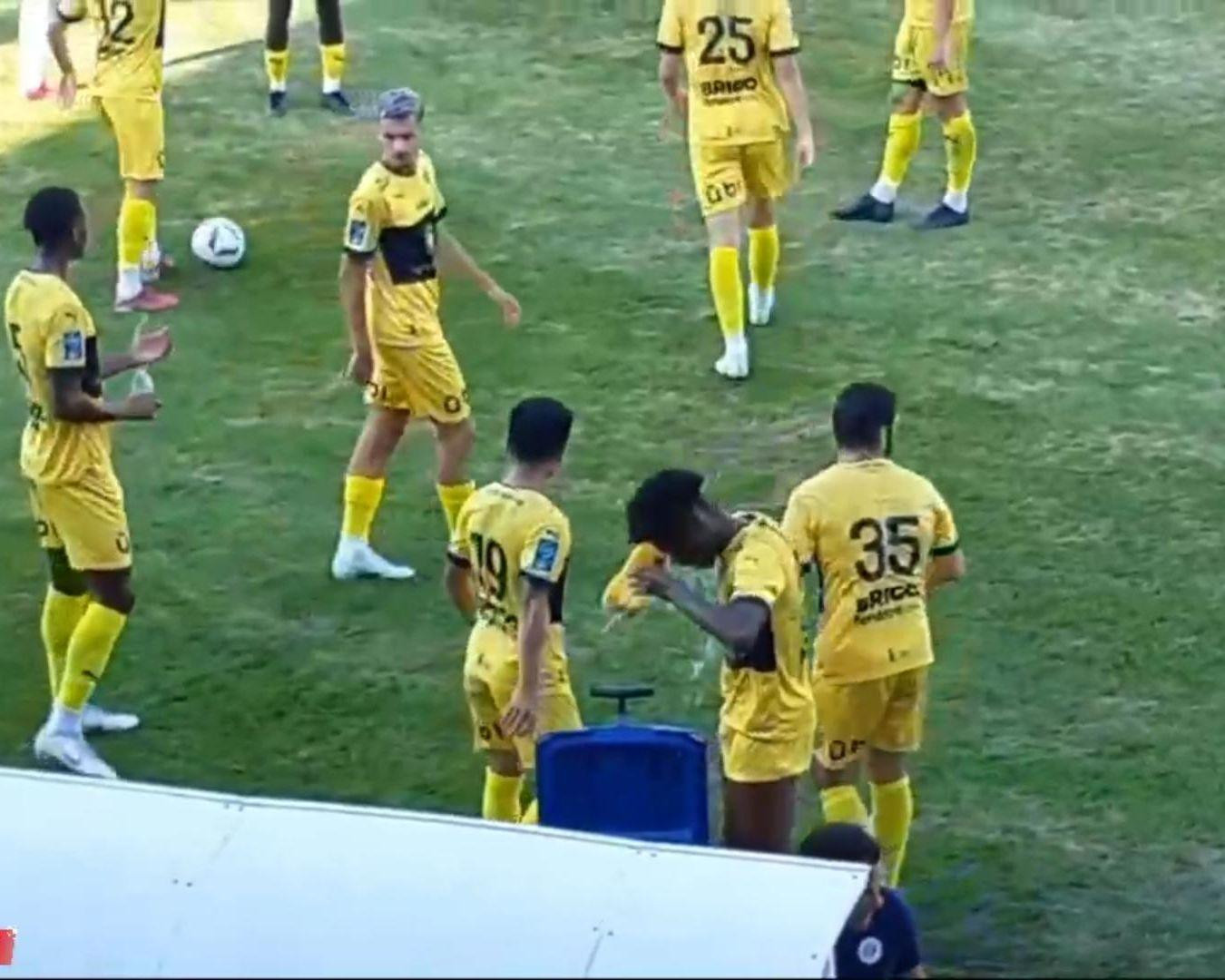 Hình ảnh Quang Hải và quang cảnh sân Stade Maurice Trelut. Hình ảnh Quang Hải và quang cảnh sân Stade Maurice Trelut.