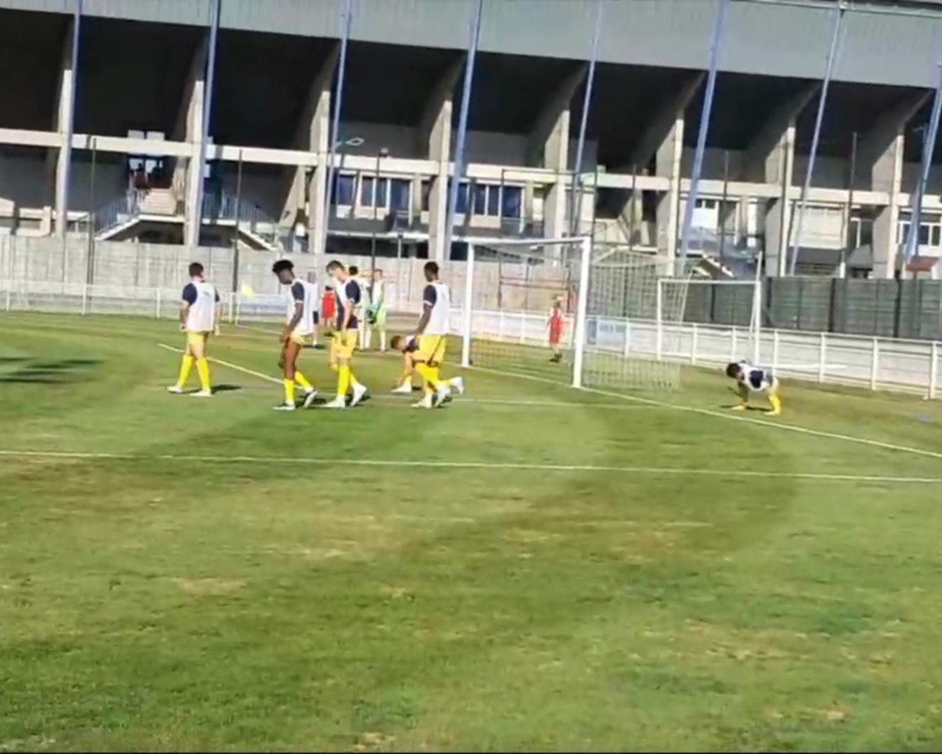 Hình ảnh Quang Hải và quang cảnh sân Stade Maurice Trelut. Hình ảnh Quang Hải và quang cảnh sân Stade Maurice Trelut.