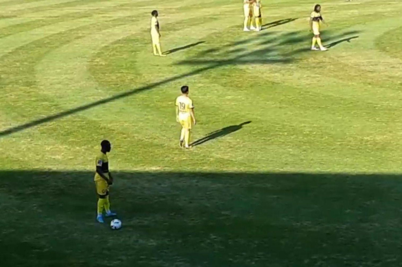 Hình ảnh Quang Hải và quang cảnh sân Stade Maurice Trelut. Hình ảnh Quang Hải và quang cảnh sân Stade Maurice Trelut.