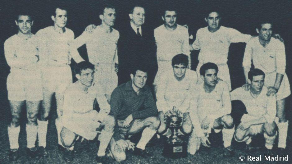 Các cầu thủ Real cùng chiếc Cúp vô địch Coppa Latina. (Ảnh: RealMadrid.com)