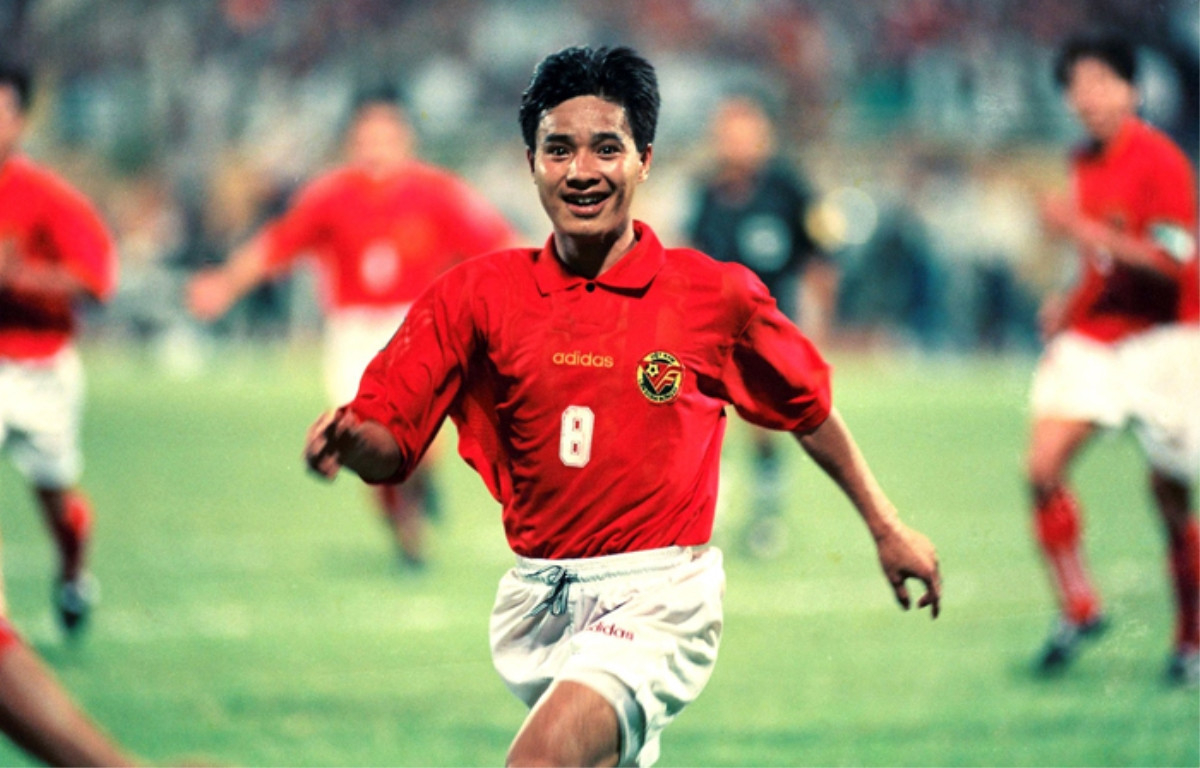 Khoảnh khắc thăng hoa của Hồng Sơn trong chiến thắng 3-0 trước Thái Lan ở bán kết Tiger Cup 1998. Khoảnh khắc thăng hoa của Hồng Sơn trong chiến thắng 3-0 trước Thái Lan ở bán kết Tiger Cup 1998.