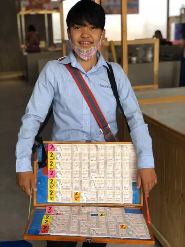 Nữ tuyển thủ futsal Thái Lan không hề cảm thấy xấu hổ, mà tự hào vì đang nuôi sống bản thân. (Ảnh: Thairath)