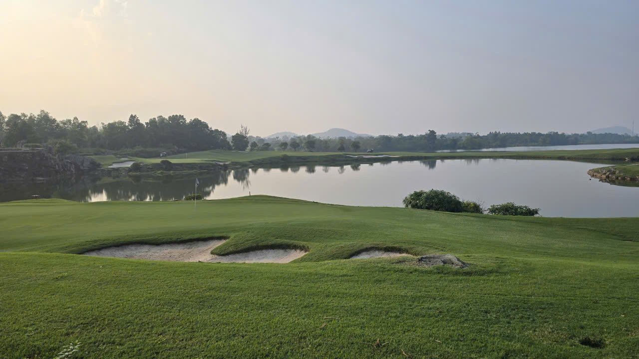 Thảm cỏ xanh mướt tại Kings Course cho thấy nỗ lực đáng kinh ngạc của Ban quản lý BRG Kings' Island Golf Resort sau cơn bão Yagi. Thảm cỏ xanh mướt tại Kings Course cho thấy nỗ lực đáng kinh ngạc của Ban quản lý BRG Kings' Island Golf Resort sau cơn bão Yagi.