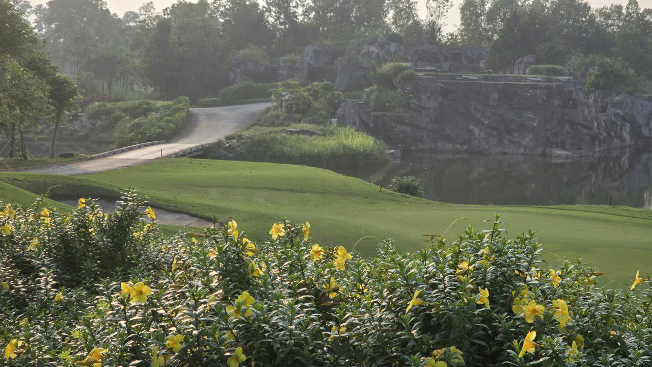 Với loại cỏ đặc biệt được mua bản quyền từ Australia rất phù hợp với khí hậu miền Bắc, sân Kings Course luôn giữ được màu xanh lý tưởng. Với loại cỏ đặc biệt được mua bản quyền từ Australia rất phù hợp với khí hậu miền Bắc, sân Kings Course luôn giữ được màu xanh lý tưởng.