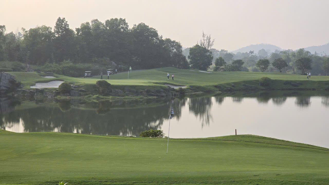 Với loại cỏ đặc biệt được mua bản quyền từ Australia rất phù hợp với khí hậu miền Bắc, sân Kings Course luôn giữ được màu xanh lý tưởng. Với loại cỏ đặc biệt được mua bản quyền từ Australia rất phù hợp với khí hậu miền Bắc, sân Kings Course luôn giữ được màu xanh lý tưởng.