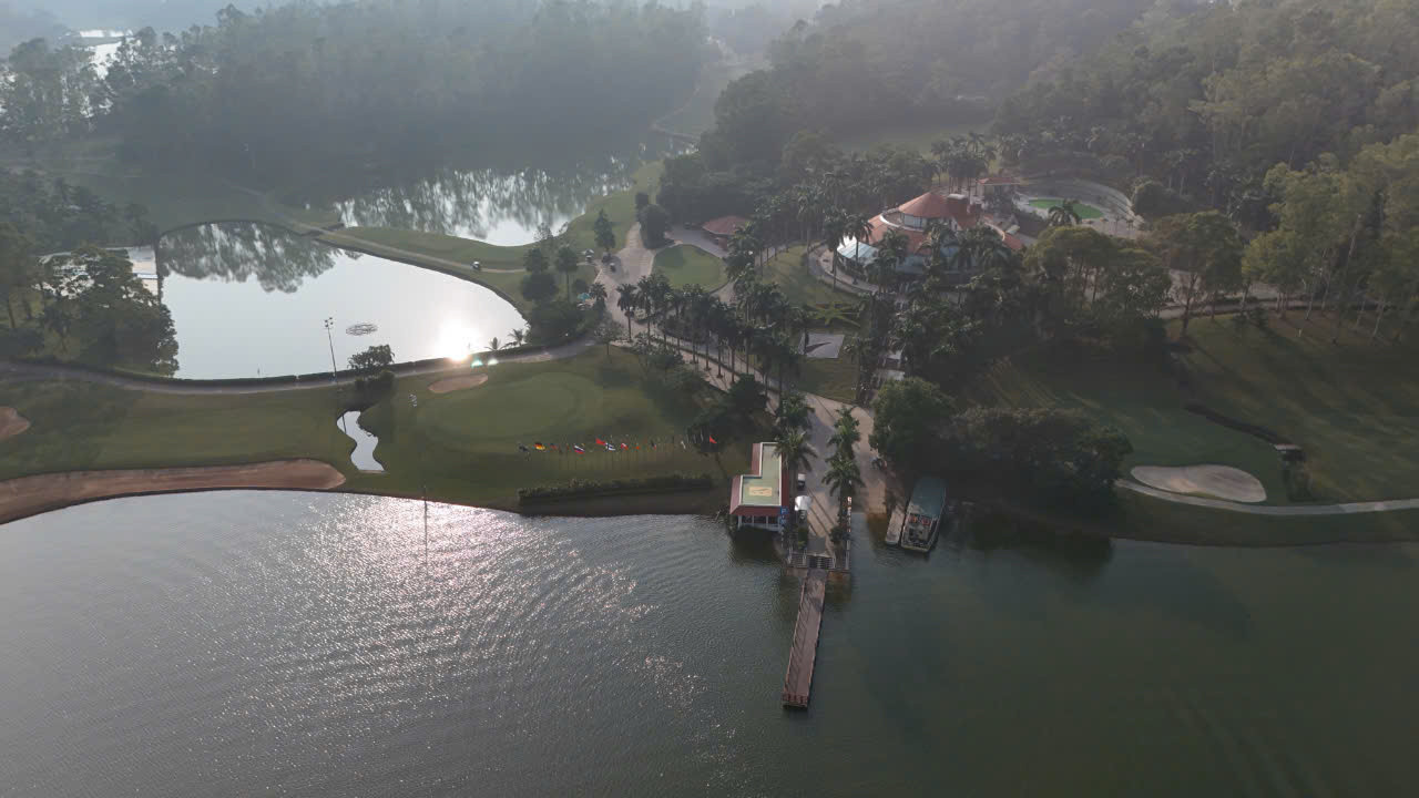 Kings Island Golf Resort cũng là nơi tổ chức thường niên của Tiền Phong Golf Championship, bắt đầu từ mùa đầu tiên 2005. Kings Island Golf Resort cũng là nơi tổ chức thường niên của Tiền Phong Golf Championship, bắt đầu từ mùa đầu tiên 2005.