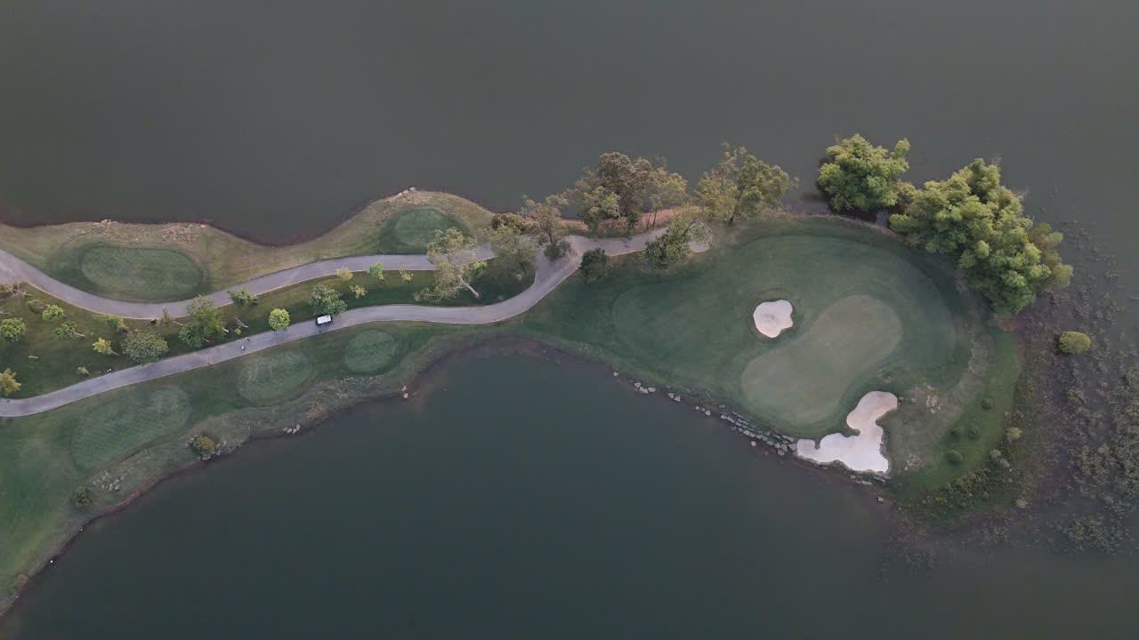 Còn được biết đến với tên gọi Sân golf Đảo Vua, Kings Island Golf Resort là sân golf đầu tiên và lâu đời nhất ở miền Bắc Việt Nam, với hơn 30 năm lịch sử hình thành và phát triển. Còn được biết đến với tên gọi Sân golf Đảo Vua, Kings Island Golf Resort là sân golf đầu tiên và lâu đời nhất ở miền Bắc Việt Nam, với hơn 30 năm lịch sử hình thành và phát triển.