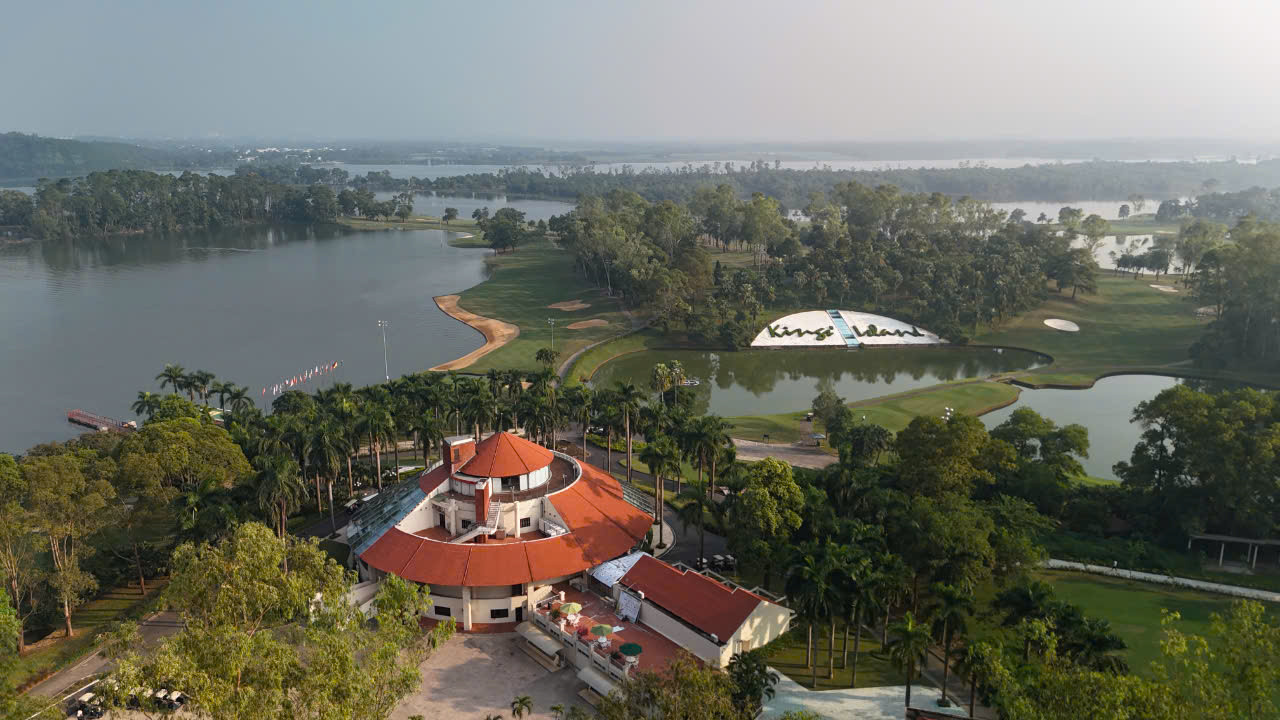 Với điều kiện hoàn hảo của sân bãi cũng như sự chuẩn bị kỹ lưỡng mọi mặt, Kings Island Golf Resort đã sẵn sàng cho Tiền Phong Golf Championship mùa thứ 8. Với điều kiện hoàn hảo của sân bãi cũng như sự chuẩn bị kỹ lưỡng mọi mặt, Kings Island Golf Resort đã sẵn sàng cho Tiền Phong Golf Championship mùa thứ 8.