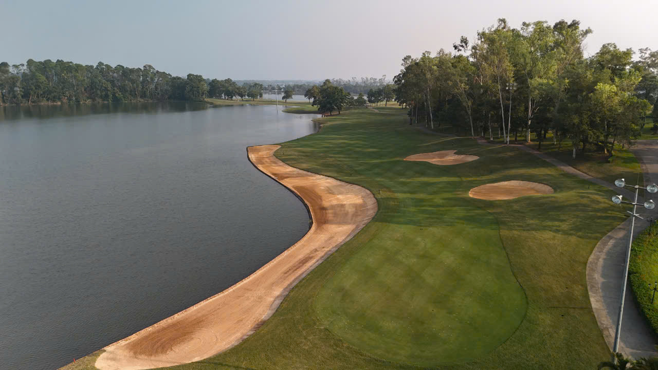 Với loại cỏ đặc biệt được mua bản quyền từ Australia rất phù hợp với khí hậu miền Bắc, sân Kings Course luôn giữ được màu xanh lý tưởng. Với loại cỏ đặc biệt được mua bản quyền từ Australia rất phù hợp với khí hậu miền Bắc, sân Kings Course luôn giữ được màu xanh lý tưởng.