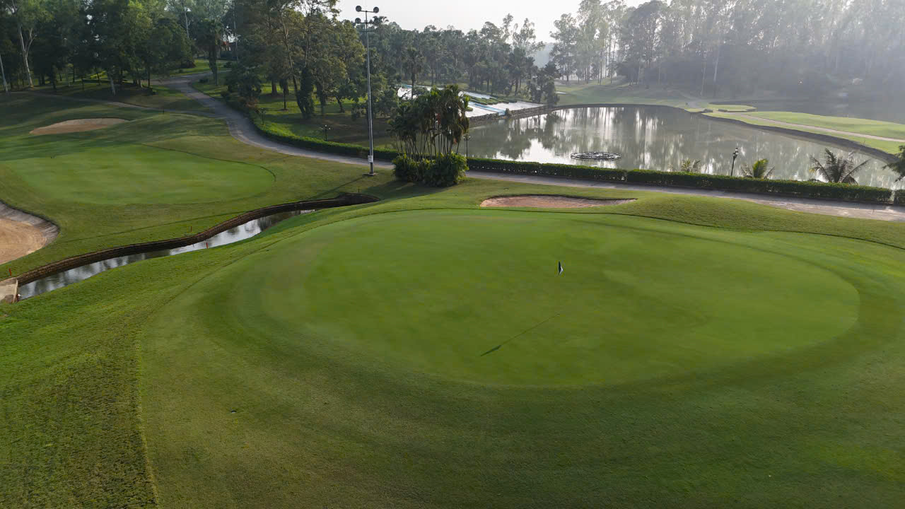 Thảm cỏ xanh mướt tại Kings Course cho thấy nỗ lực đáng kinh ngạc của Ban quản lý BRG Kings' Island Golf Resort sau cơn bão Yagi. Thảm cỏ xanh mướt tại Kings Course cho thấy nỗ lực đáng kinh ngạc của Ban quản lý BRG Kings' Island Golf Resort sau cơn bão Yagi.