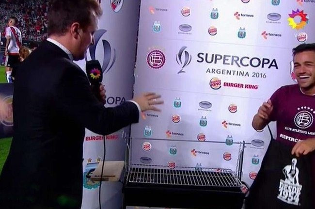 Lautaro Acosta nhận được chiếc tạp dề cùng lò nướng thịt.