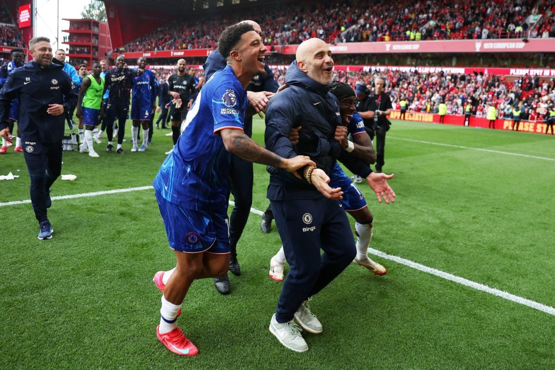 HLV Enzo Maresca được đẩy về phía người hâm mộ trong ngày hạ màn mùa giải.