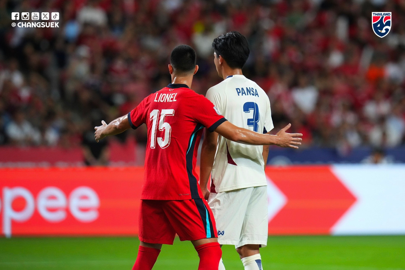 Ngược dòng thắng ngoạn mục Singapore, Thái Lan giành vé bán kết sớm ảnh 27 Ngược dòng thắng ngoạn mục Singapore, Thái Lan giành vé bán kết sớm ảnh 27