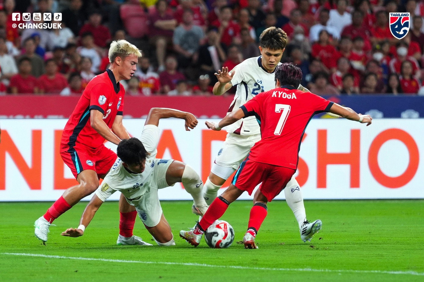 Ngược dòng thắng ngoạn mục Singapore, Thái Lan giành vé bán kết sớm ảnh 28 Ngược dòng thắng ngoạn mục Singapore, Thái Lan giành vé bán kết sớm ảnh 28