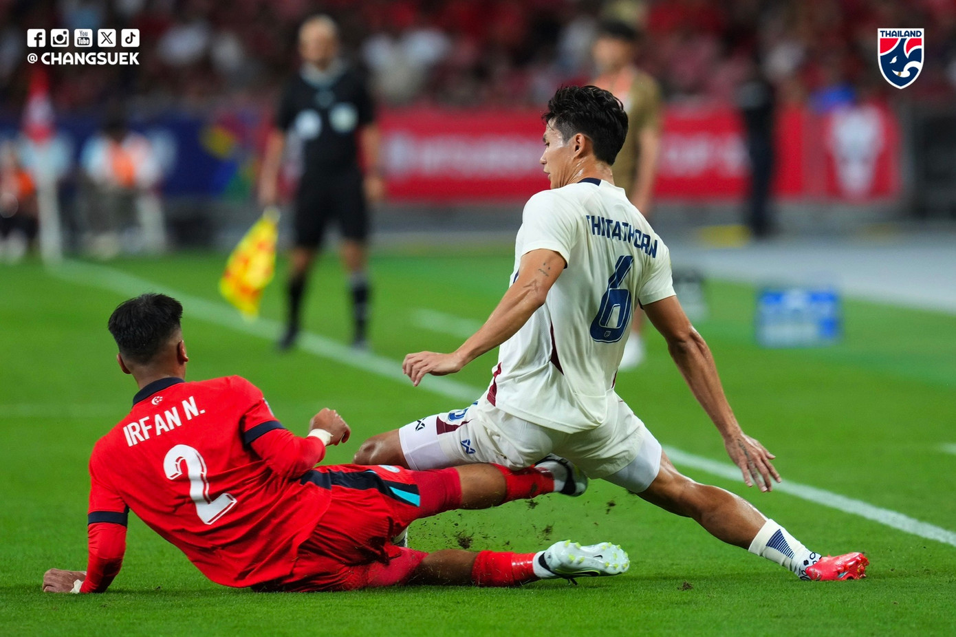 Ngược dòng thắng ngoạn mục Singapore, Thái Lan giành vé bán kết sớm ảnh 29 Ngược dòng thắng ngoạn mục Singapore, Thái Lan giành vé bán kết sớm ảnh 29