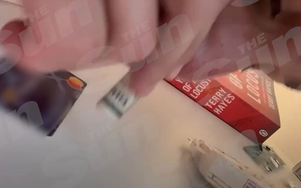 Hình ảnh trong đoạn clip cho thấy Coote hít bột trắng bằng tờ tiền cuộn tròn.