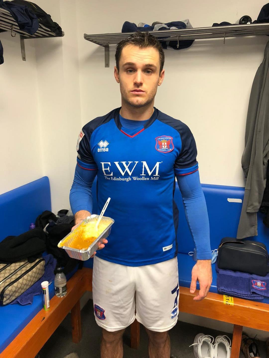 Joe Riley của Carlisle United ở giải bóng đá Ấn Độ nhận được hộp cơm cà ri gà.