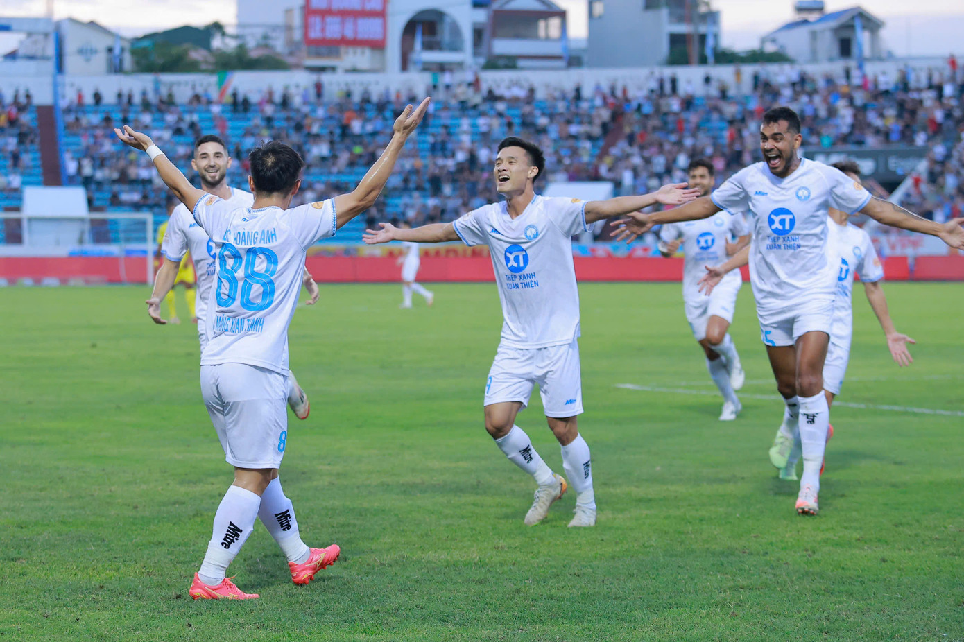 Thắng Đông Á Thanh Hoá, Nam Định vững ngôi đầu LPBank V-League 2024/25 ảnh 29