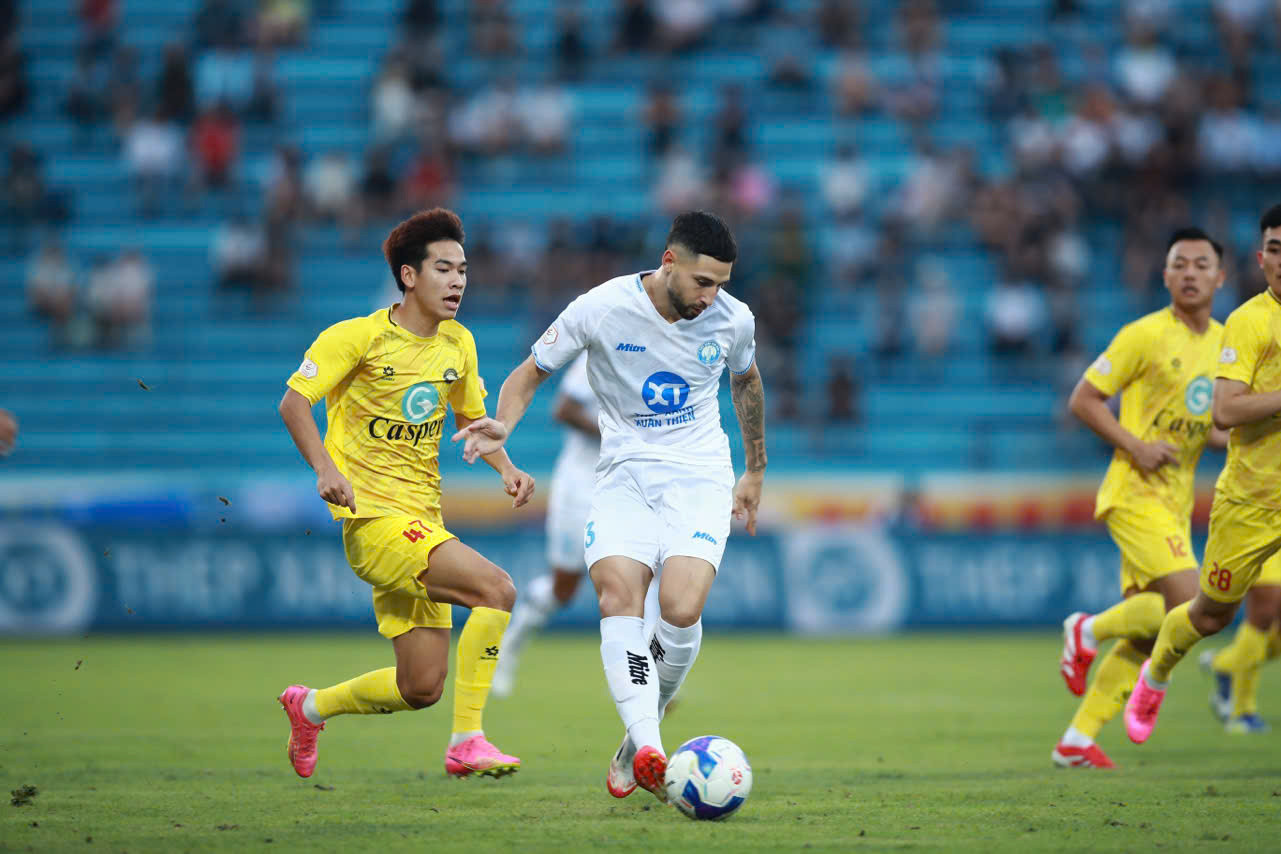 Thắng Đông Á Thanh Hoá, Nam Định vững ngôi đầu LPBank V-League 2024/25 ảnh 13