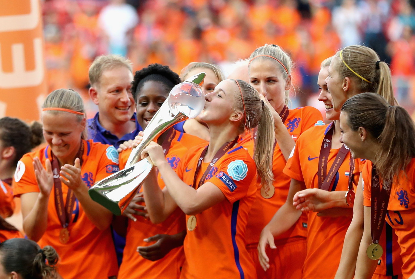 ... và khi đăng quang Euro 2017. (Ảnh: Getty Images) ... và khi đăng quang Euro 2017. (Ảnh: Getty Images)