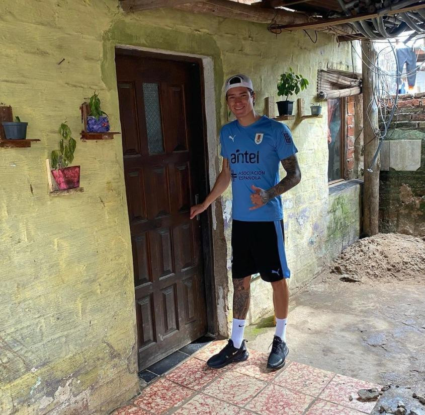 Nunez chụp ảnh bên căn nhà cũ ở Uruguay. (Ảnh: Sopitas)