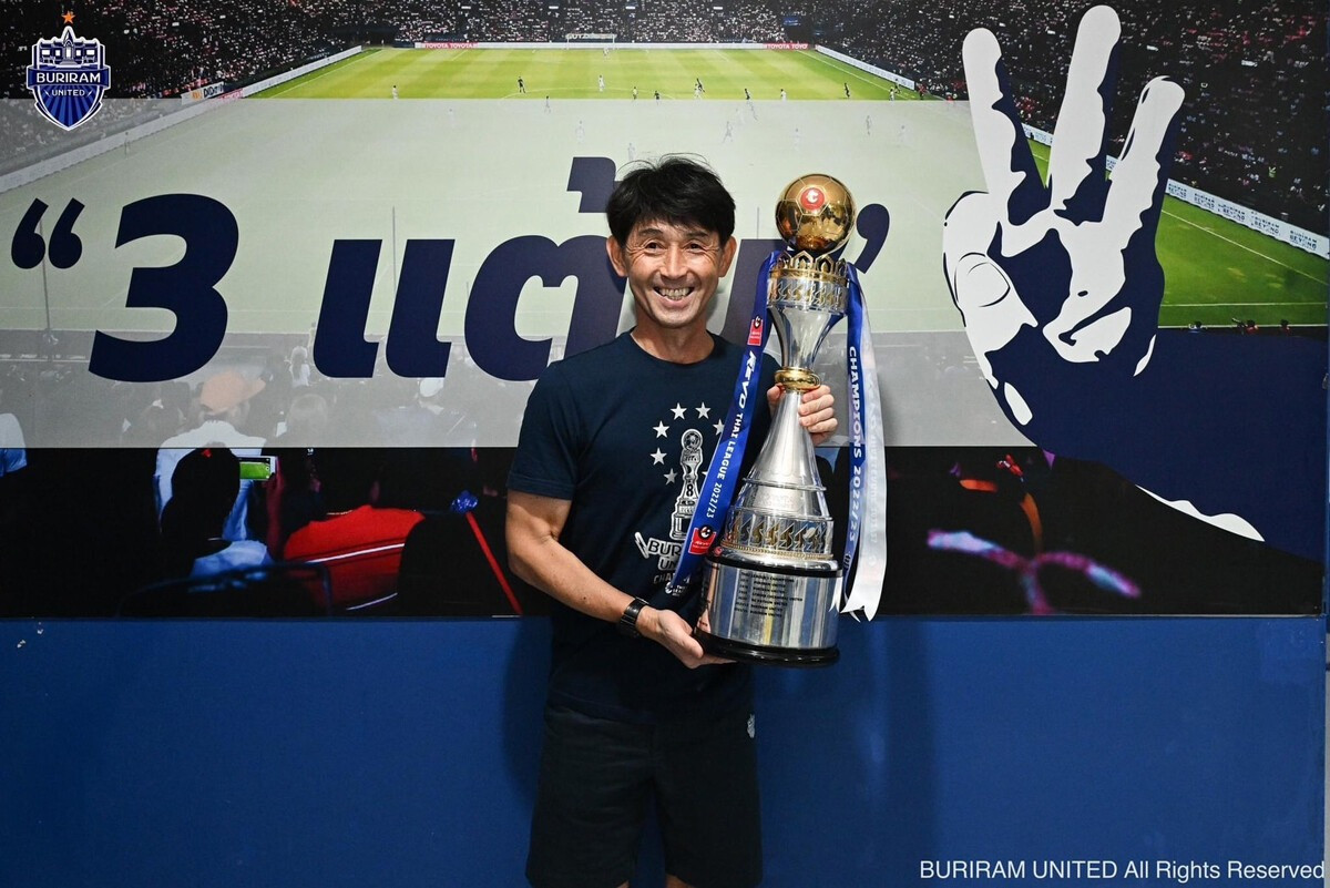 Ông cũng gặt hái vô số thành công tại Thái Lan khi dẫn dắt Buriram United. Ông cũng gặt hái vô số thành công tại Thái Lan khi dẫn dắt Buriram United.