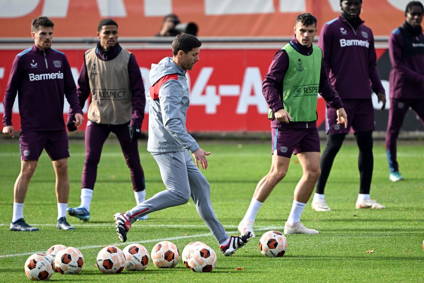 HLV Alonso trên sân tập của Leverkusen.