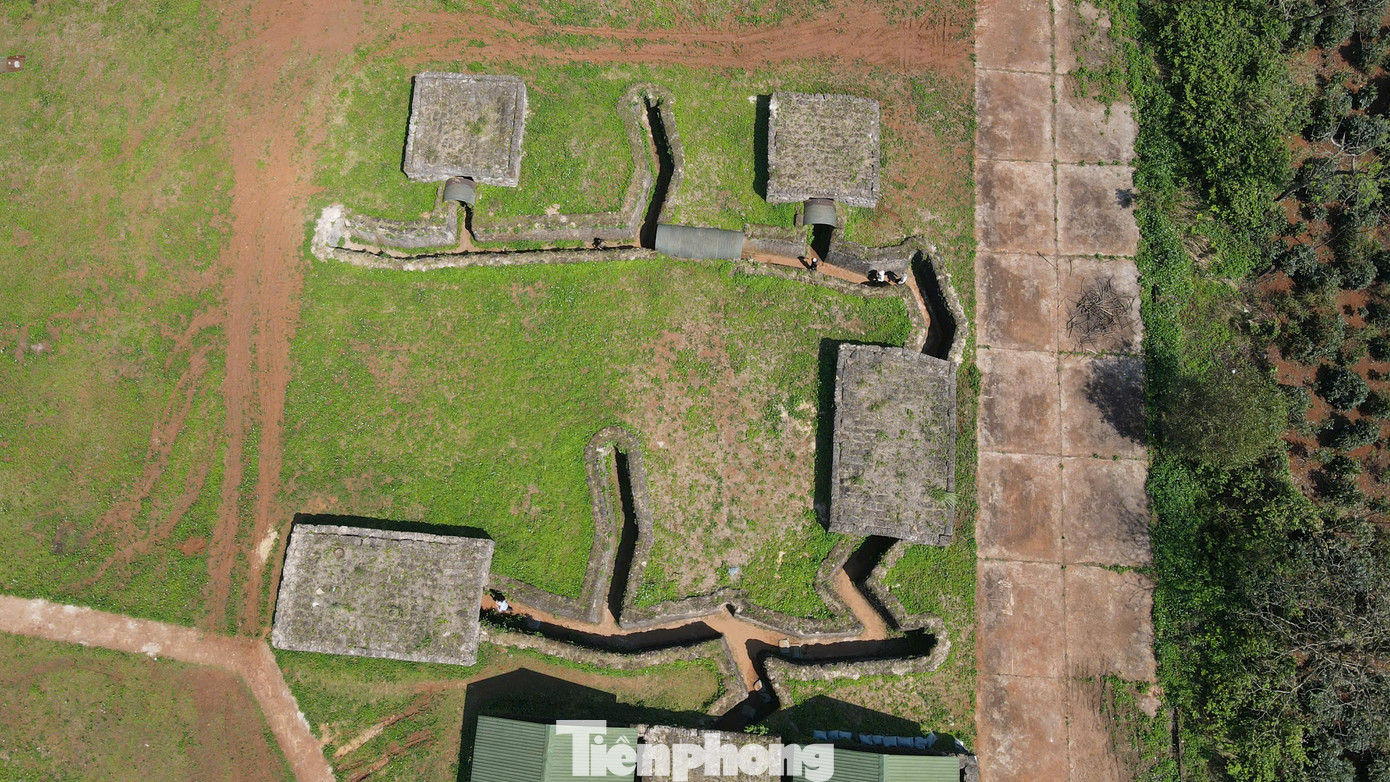 Sân bay Tà Cơn được trang bị đầy đủ các loại vũ khí hiện đại, tối tân nhất với nhiều hệ thống công sự dày đặc và một sân bay cỡ lớn có diện tích khoảng 10.000m2, với một đường băng được lát bằng hàng nghìn tấn ri nhôm và ri sắt.