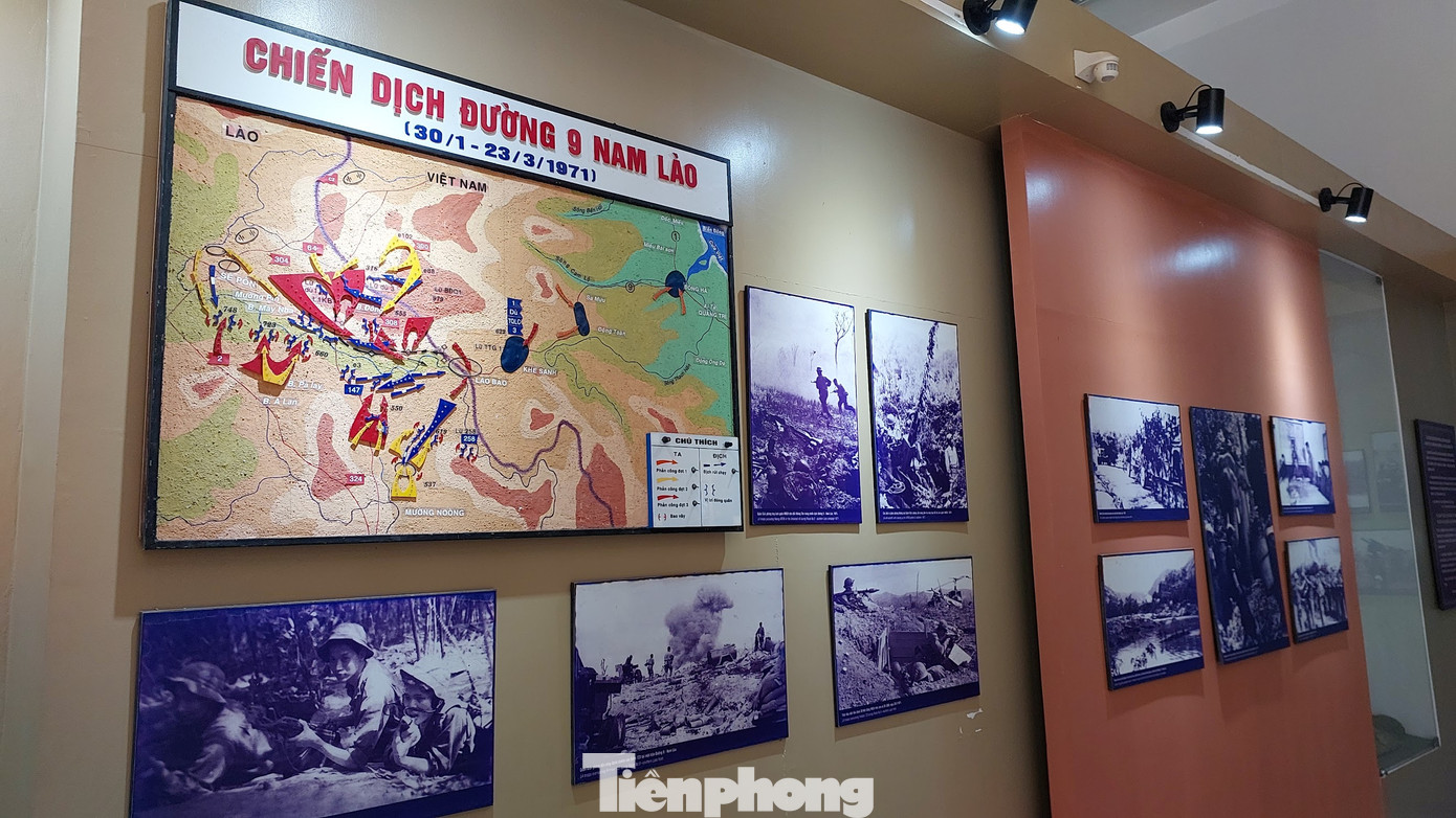 Bên cạnh các hiện vật trưng bày ngoài trời, khu di tích còn một nhà Bảo tàng với hàng trăm hiện vật có giá trị về lịch sử, khoa học.