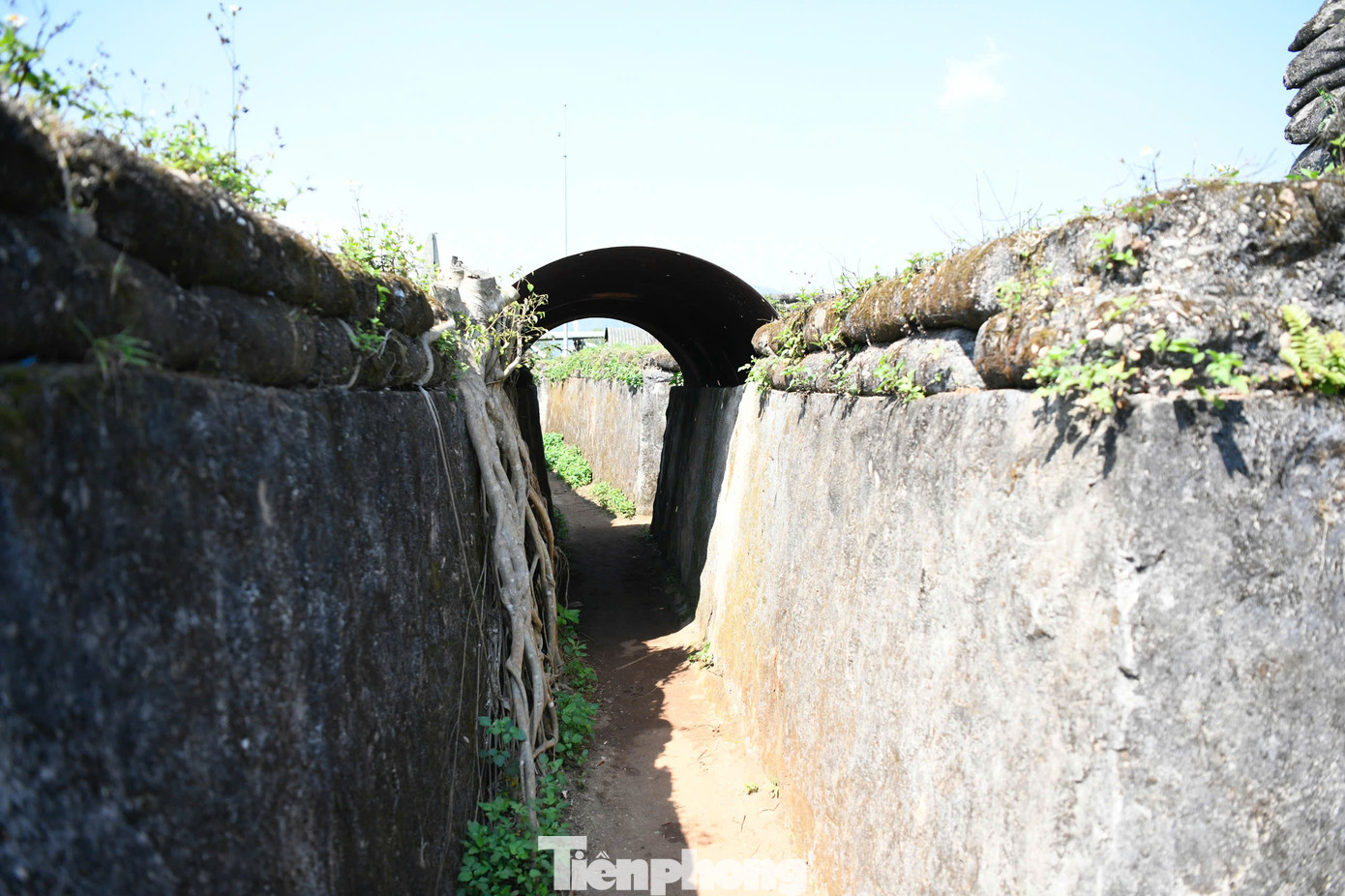 Sau 170 ngày đêm liên tục tiến công, vây hãm, quân ta đã loại khỏi vòng chiến đấu 17.000 tên địch, bắn rơi và phá hủy 480 máy bay, 120 xe quân sự, 65 đại bác và súng cối cỡ lớn, 55 kho xăng và đạn, thu hàng ngàn súng các loại, kết thúc thắng lợi Chiến dịch Đường 9 - Khe Sanh lịch sử, huyện Hướng Hóa được giải phóng vào ngày 9/7/1968 với hơn 10.000 dân.