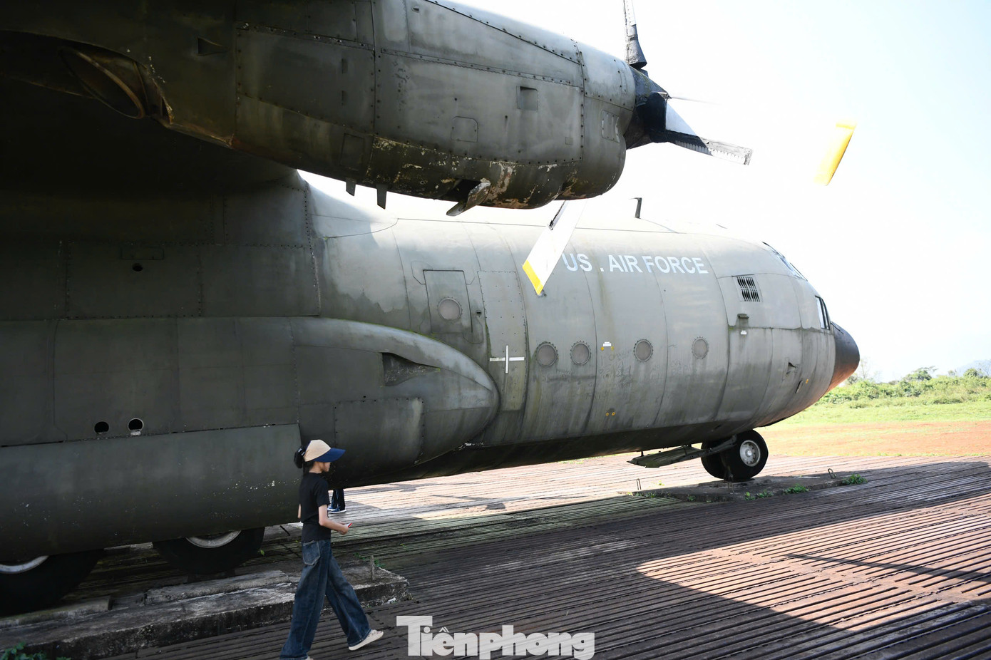 Trong số này bao gồm cả chiếc không lực C-130, máy bay vận tải quân sự nổi tiếng thế giới của Mỹ. Ngoài ra còn có những chiếc CH47 Chinook, UH-1A, xe tăng M48, M41, M113, pháo 155 ly cùng hàng chục vỏ bom, đạn.