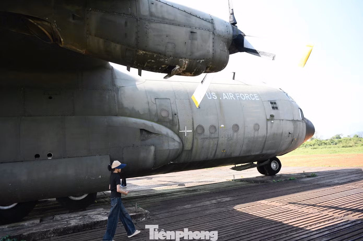 Trong số này bao gồm cả chiếc không lực C-130, máy bay vận tải quân sự nổi tiếng thế giới của Mỹ. Ngoài ra còn có những chiếc CH47 Chinook, UH-1A, xe tăng M48, M41, M113, pháo 155 ly cùng hàng chục vỏ bom, đạn.