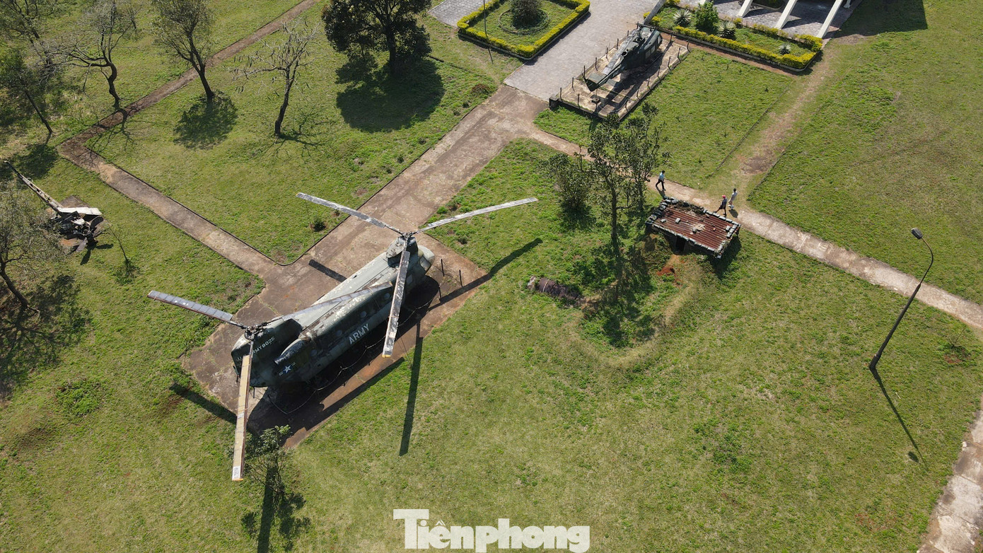 Tại sân bay Tà Cơn hiện vẫn còn xác những chiếc máy bay, xe tăng đã bị quân đội Mỹ bỏ lại trong cuộc tháo chạy.