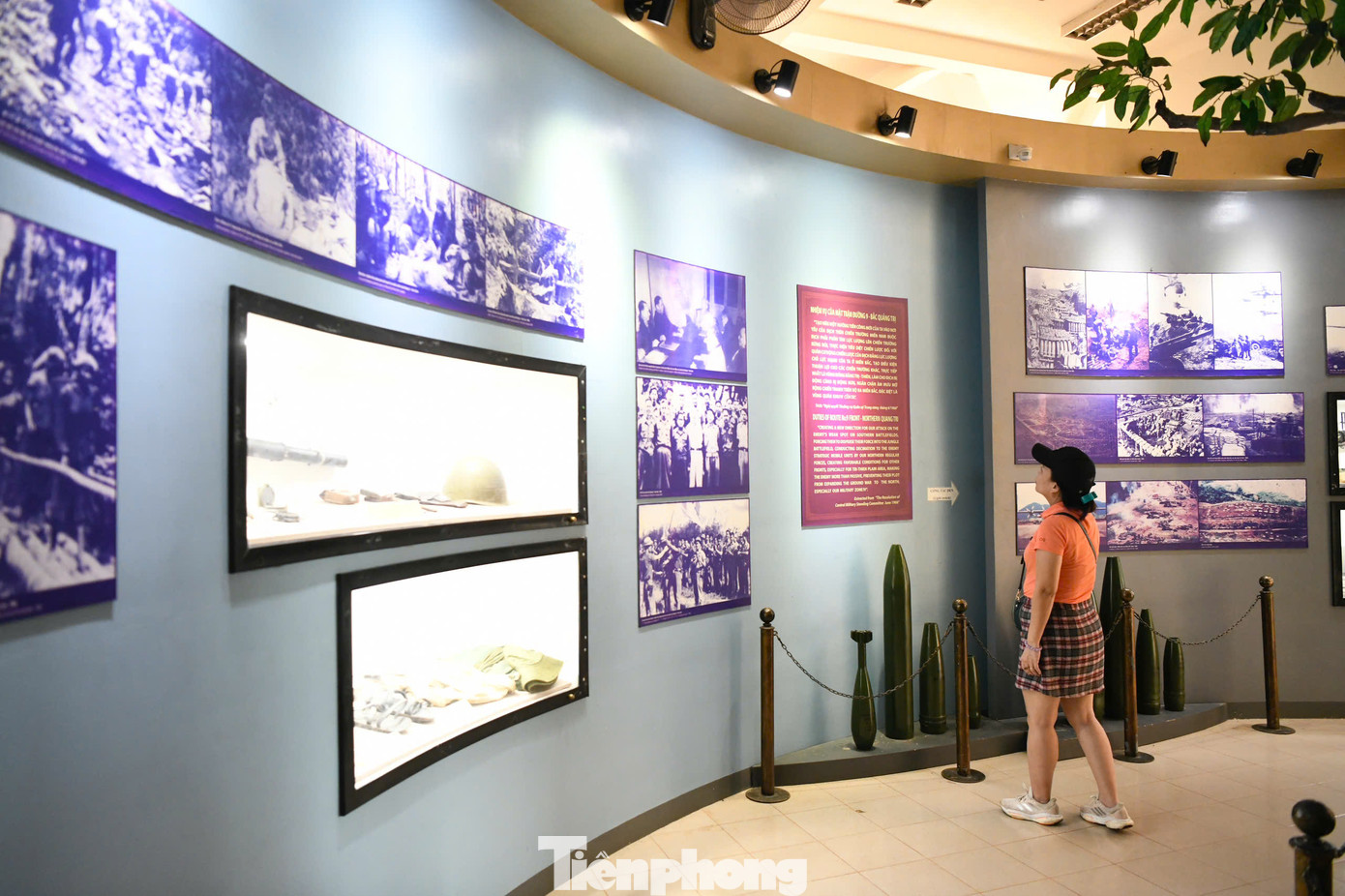 Bên cạnh các hiện vật trưng bày ngoài trời, khu di tích còn một nhà Bảo tàng với hàng trăm hiện vật có giá trị về lịch sử, khoa học.