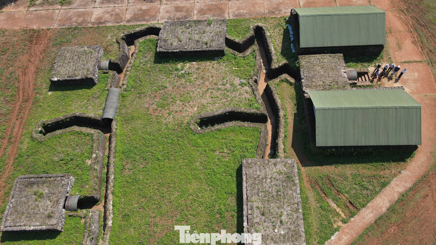 Sân bay Tà Cơn được trang bị đầy đủ các loại vũ khí hiện đại, tối tân nhất với nhiều hệ thống công sự dày đặc và một sân bay cỡ lớn có diện tích khoảng 10.000m2, với một đường băng được lát bằng hàng nghìn tấn ri nhôm và ri sắt.