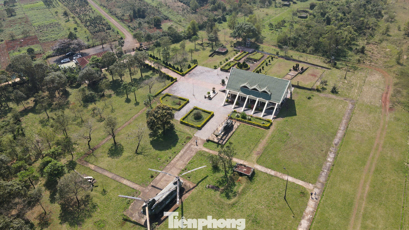 Khu di tích sân bay Tà Cơn thuộc địa phận thôn Hòa Thành, xã Tân Hợp, huyện Hướng Hóa (Quảng Trị). Yên bình nằm giữa những rẫy cafe, nhưng cách đây hơn nửa thế kỷ, đây là cụm cứ điểm quân sự chiến lược của Mỹ.